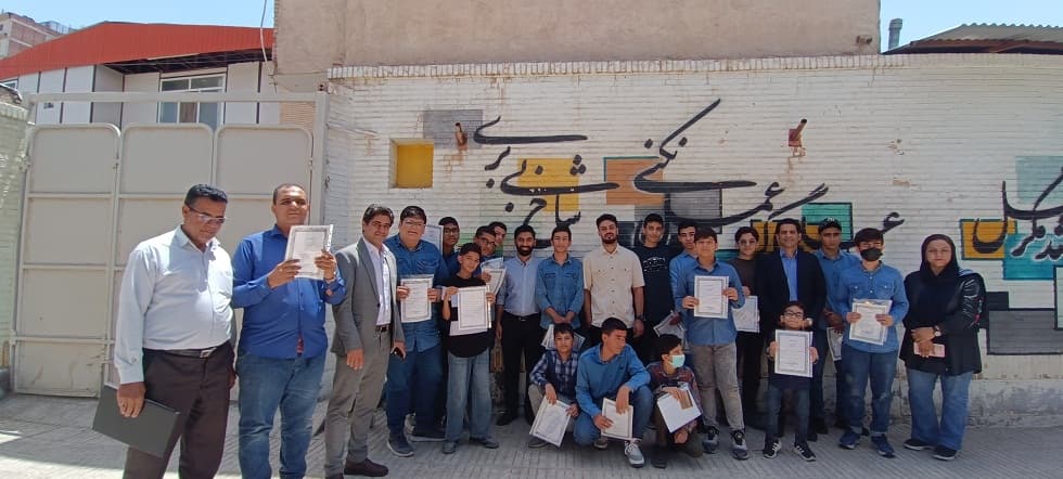 تقدیر از رتبه های برتر اخلاقی ، تحصیلی ، فرهنگی هنری و قرآن و عترت توسط رئیس انجمن اولیا و مربیان