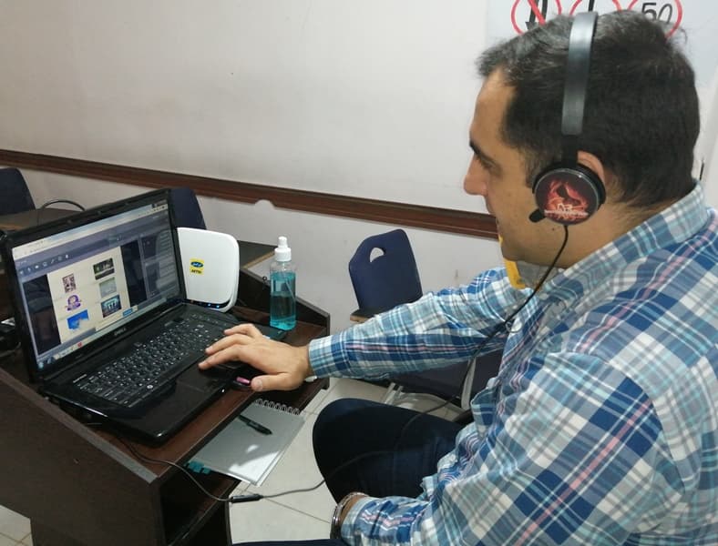 تدریس آنلاین درس زبان انگلیسی توسط آقای احمدی