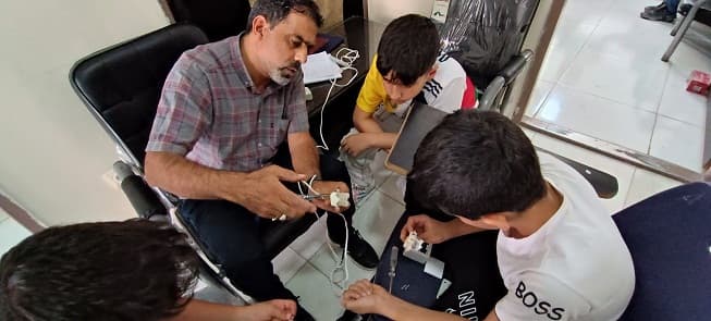 آموزش برق به دانش آموزان پایه هفتم