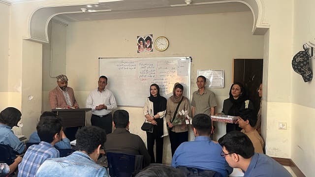 تقدیر از معلمین توسط انجمن اولیا و مربیان به مناسبت هفته بزرگداشت مقام معلم